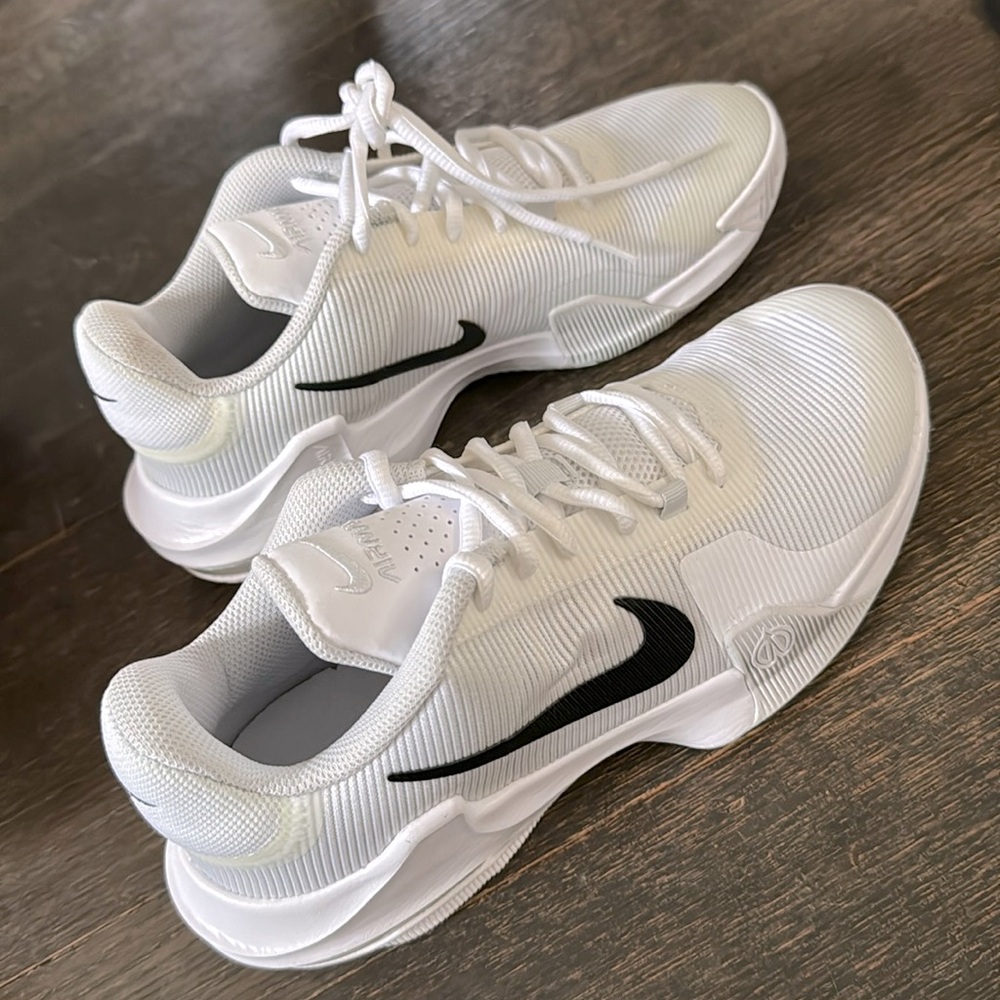 Brand new never worn white/black Nike air max impact 4